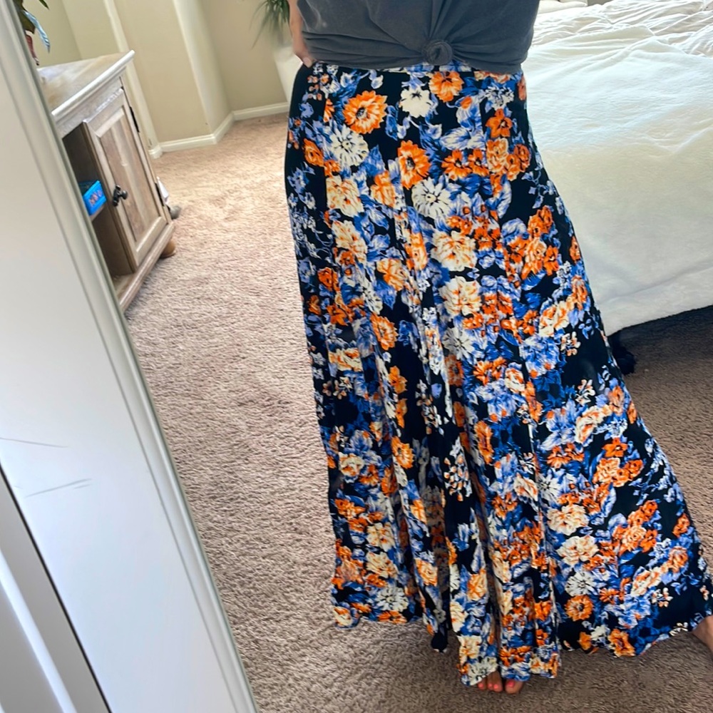 Aila blue floral skirt size small